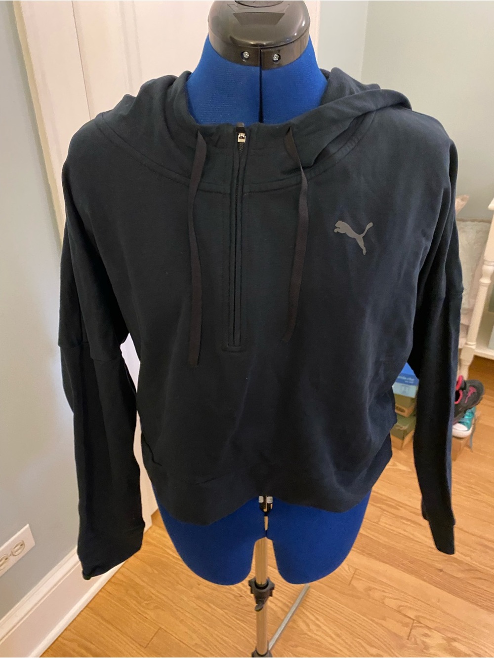 Puma cropped black hoodie. Zipper in front- size large
